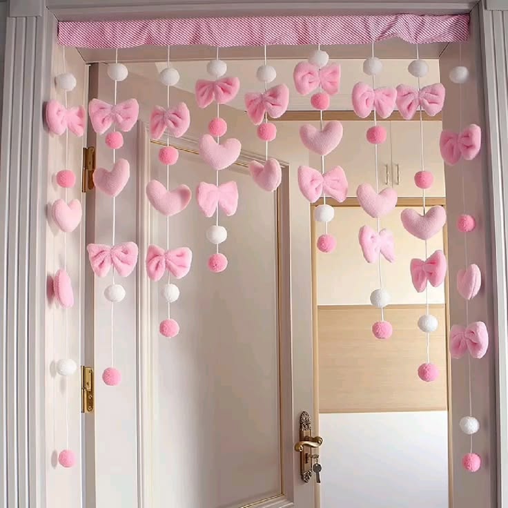 Rideau de porte kawaii pour chambre de fille.